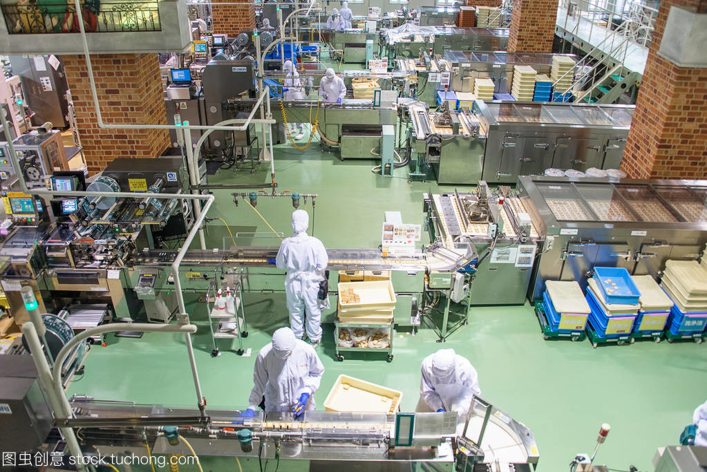 日本,札幌-2017 年 1 月 13 日︰ 團友,在 2017 年 1 月 13 日在日本北海道的巧克力工廠。公司的主打產品是白色戀人餅干